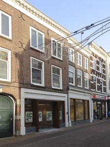902245 Gezicht op de voorgevels van de leegstaande winkelpanden Steenweg 33 (links)-35 te Utrecht.N.B. Door de zware ...